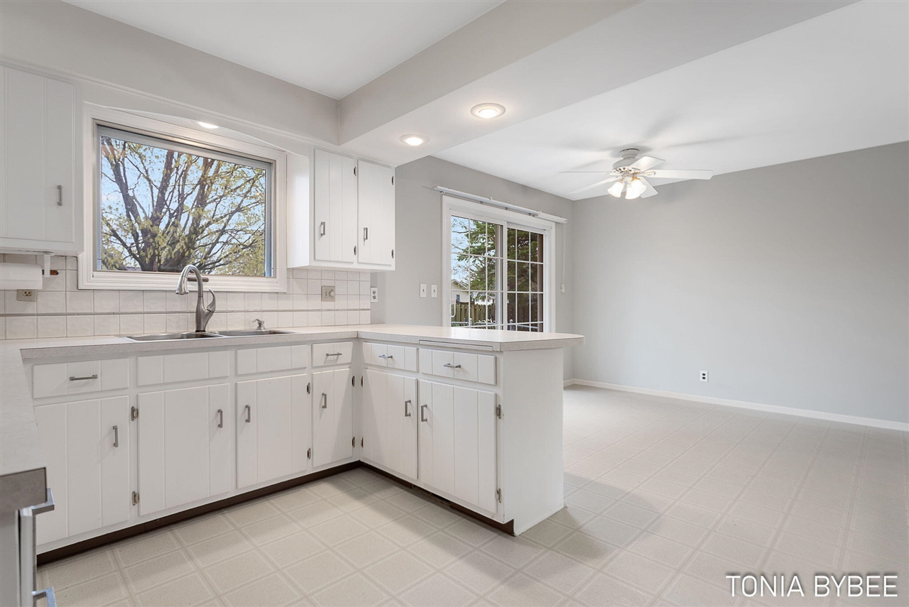 2594 West Chester Drive, Zeeland, MI, 49464-9118