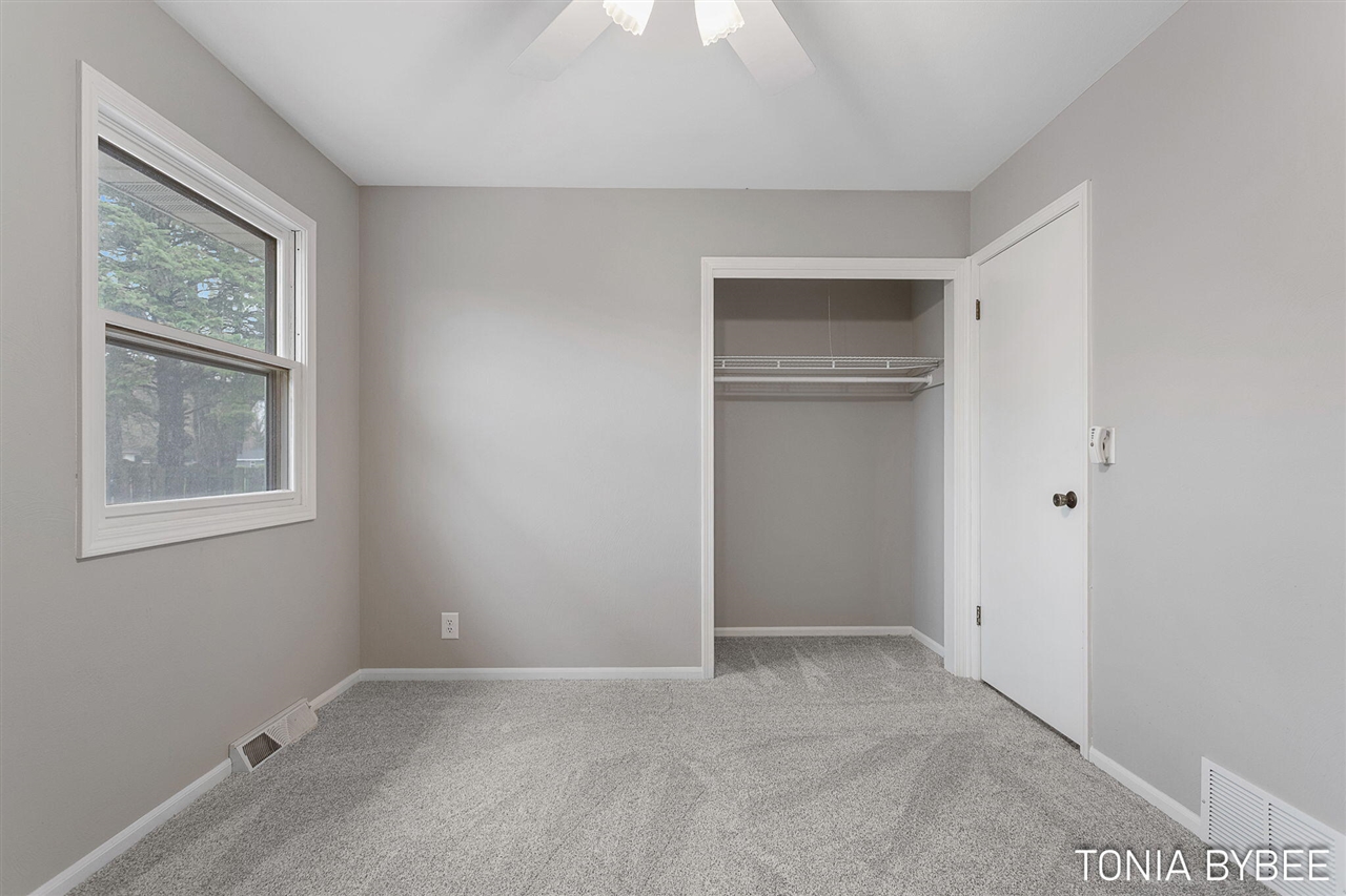 2594 West Chester Drive, Zeeland, MI, 49464-9118