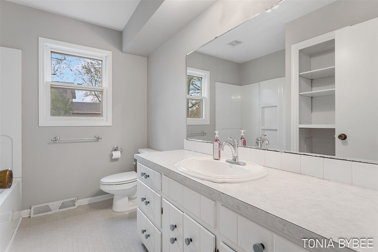 2594 West Chester Drive, Zeeland, MI, 49464-9118