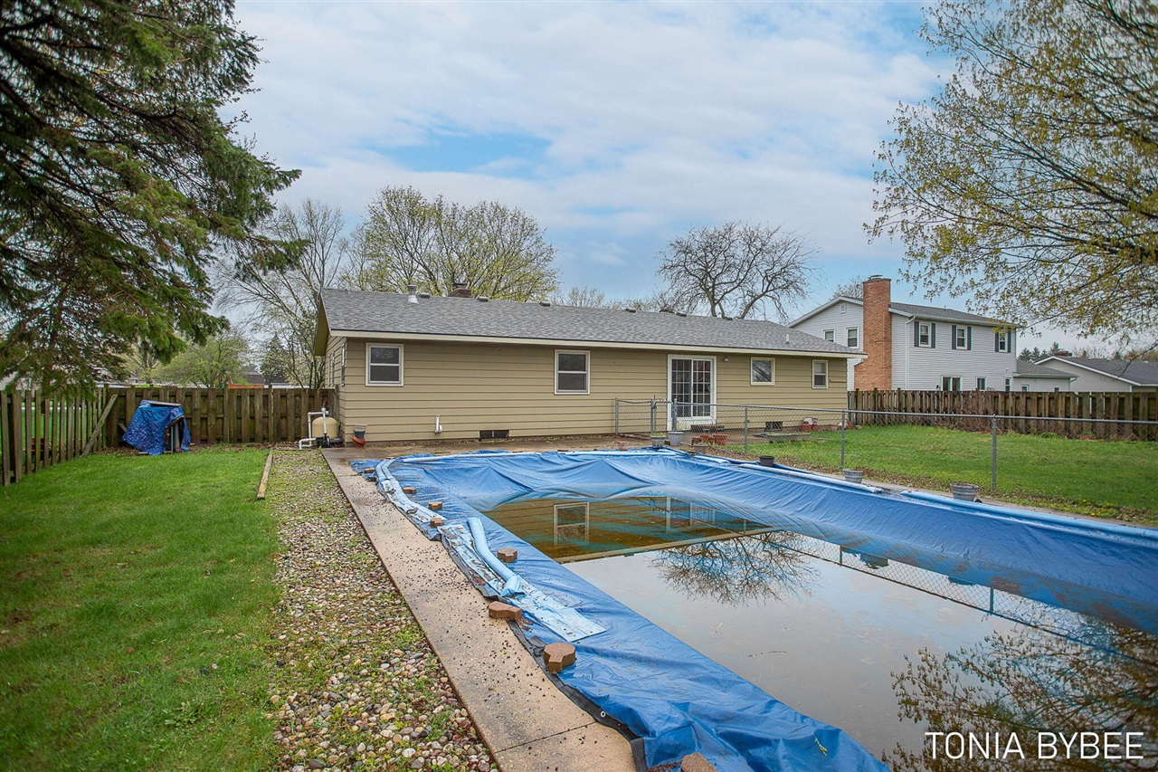 2594 West Chester Drive, Zeeland, MI, 49464-9118