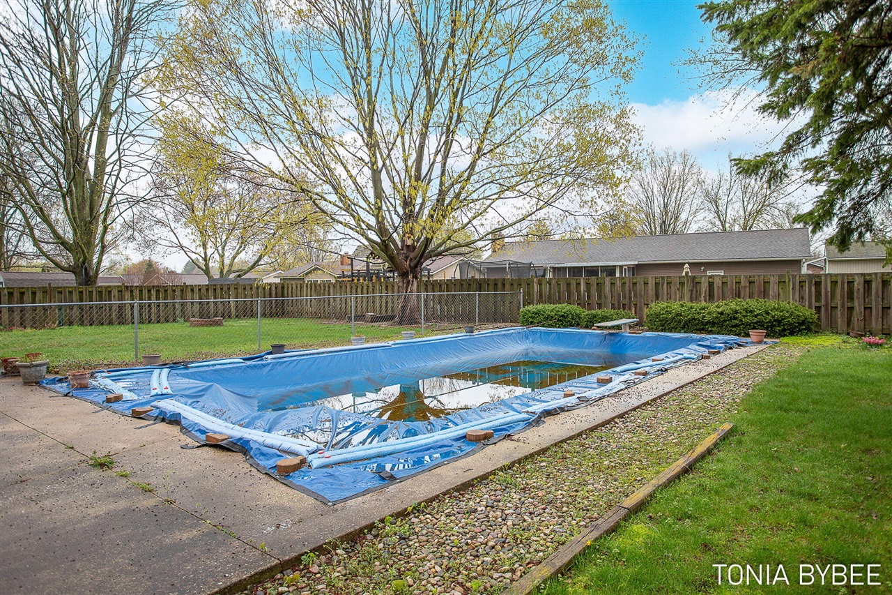 2594 West Chester Drive, Zeeland, MI, 49464-9118