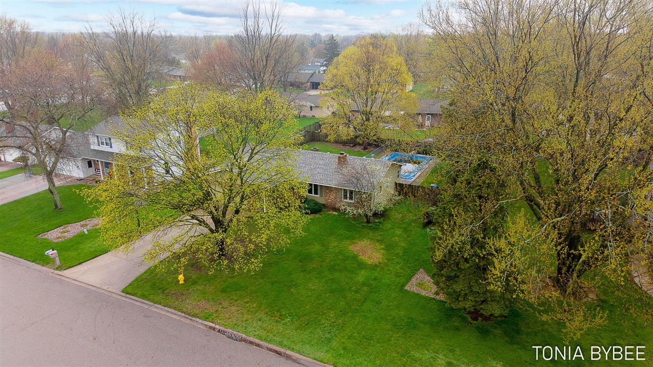 2594 West Chester Drive, Zeeland, MI, 49464-9118