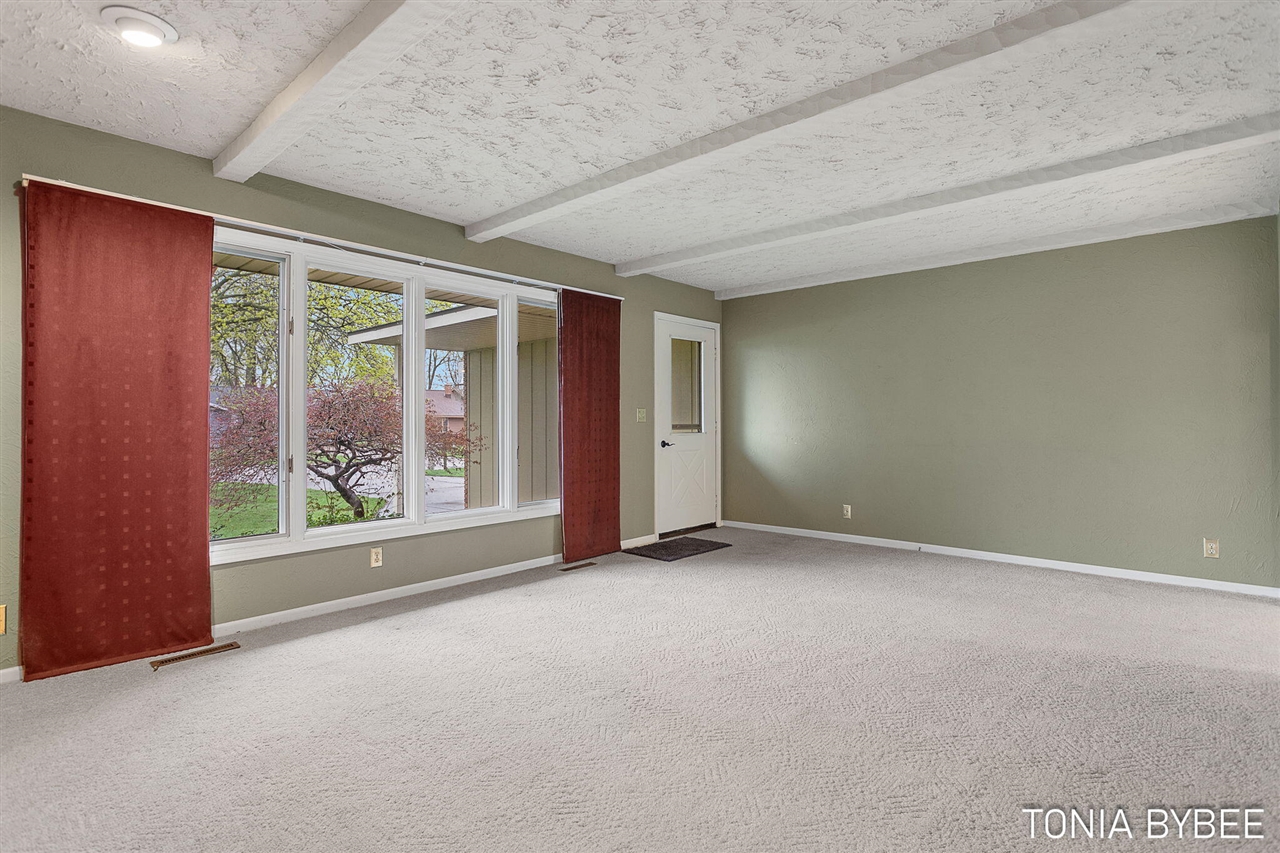 2594 West Chester Drive, Zeeland, MI, 49464-9118