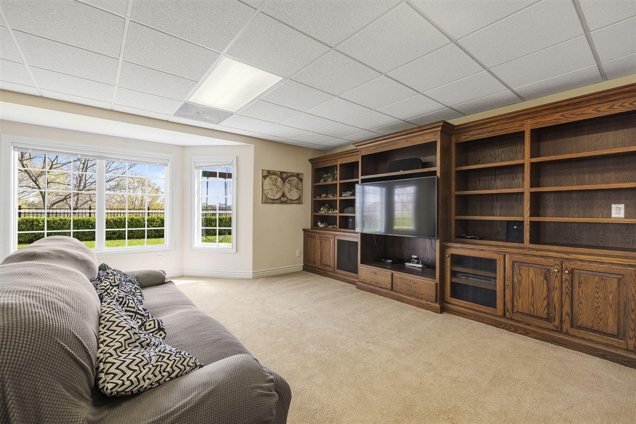 4915 Stockbridge Drive, Saint Joseph, MI, 49085-8655