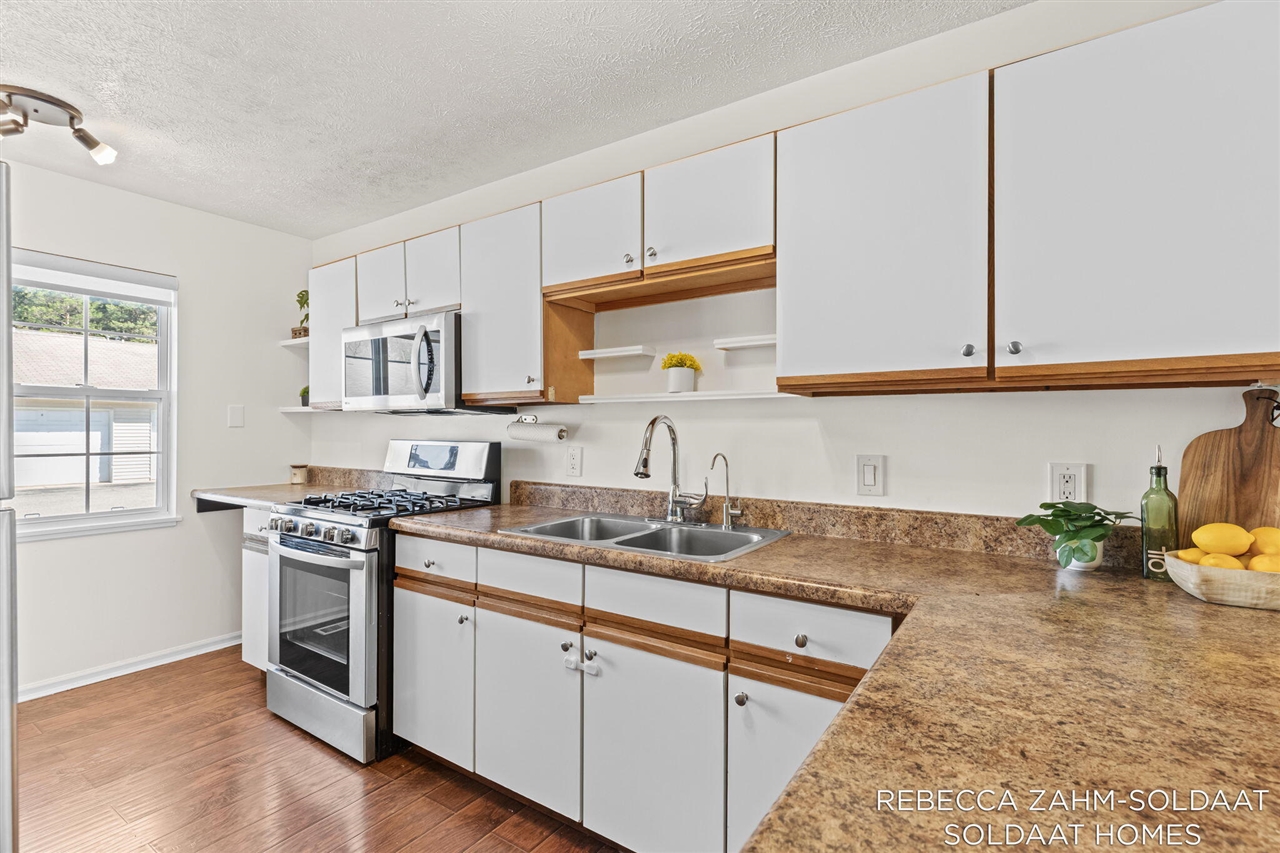 1040 Ada Place Drive, Grand Rapids, MI, 49546-3786