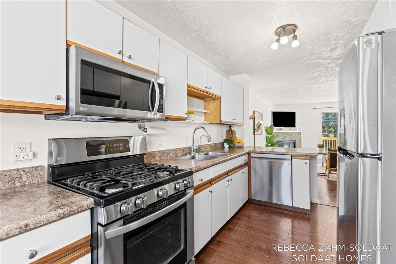 1040 Ada Place Drive, Grand Rapids, MI, 49546-3786