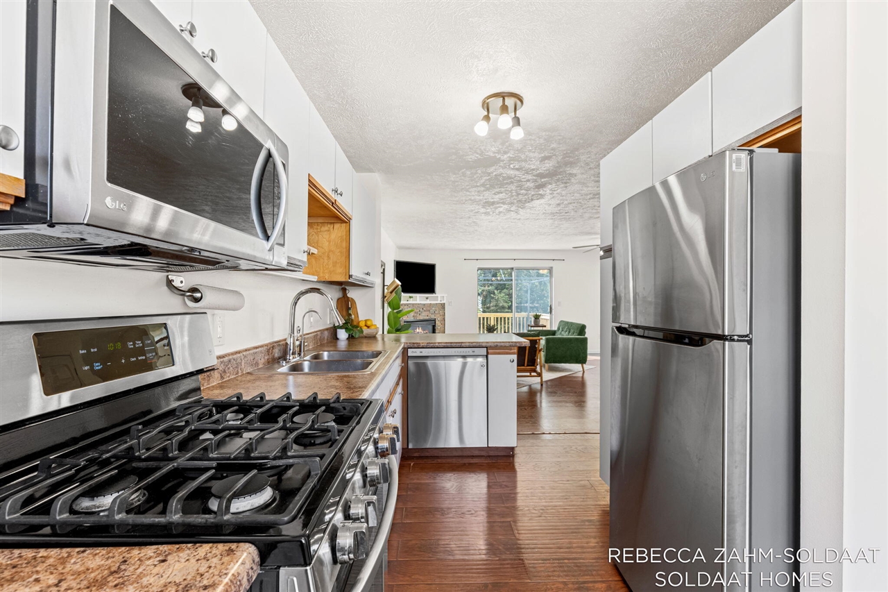 1040 Ada Place Drive, Grand Rapids, MI, 49546-3786