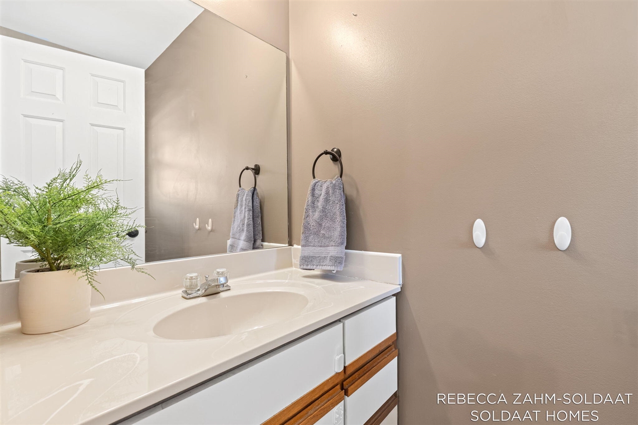 1040 Ada Place Drive, Grand Rapids, MI, 49546-3786