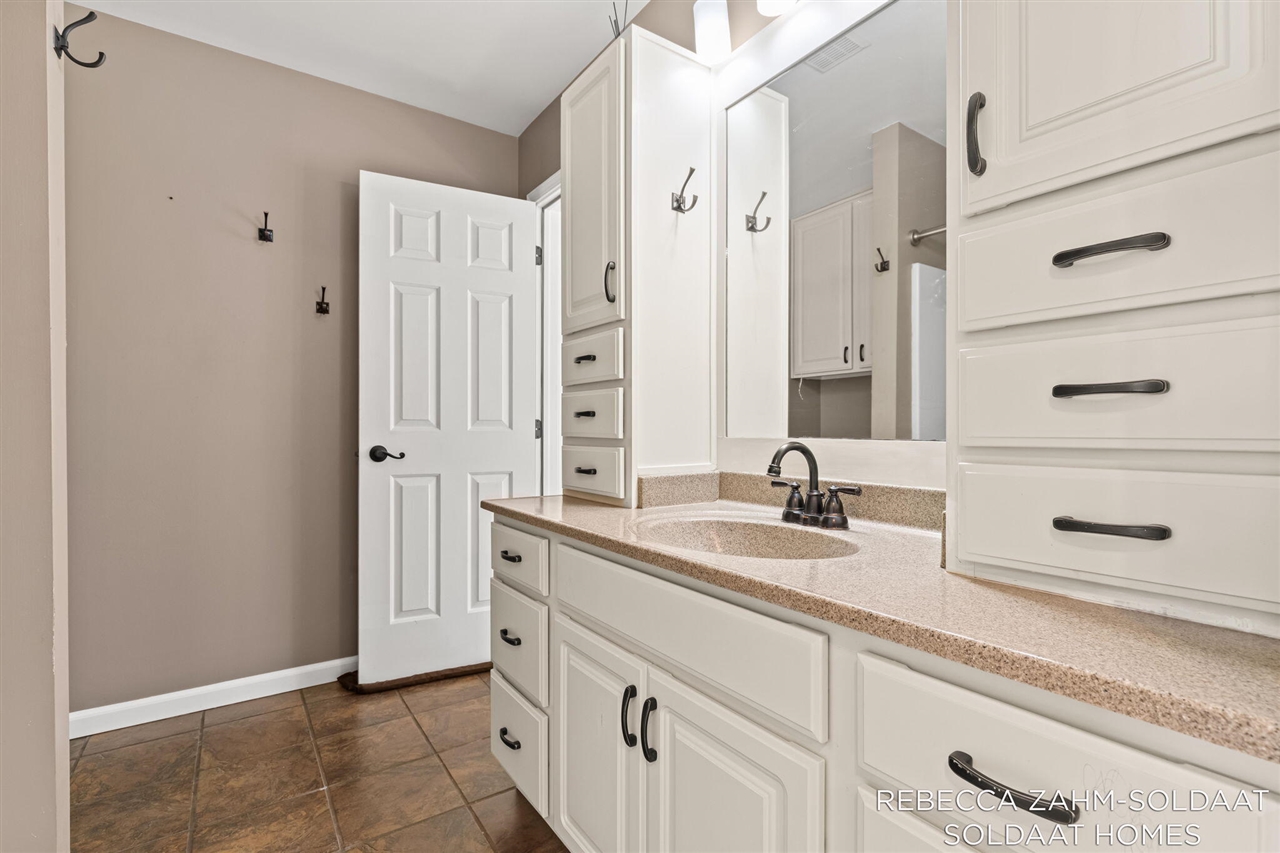 1040 Ada Place Drive, Grand Rapids, MI, 49546-3786