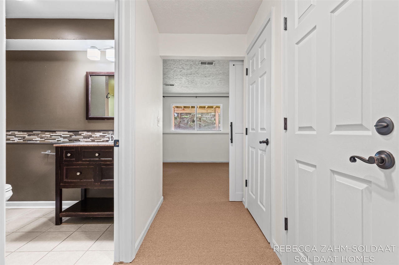 1040 Ada Place Drive, Grand Rapids, MI, 49546-3786