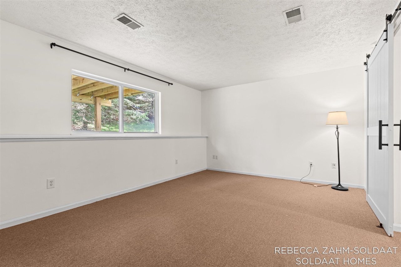 1040 Ada Place Drive, Grand Rapids, MI, 49546-3786