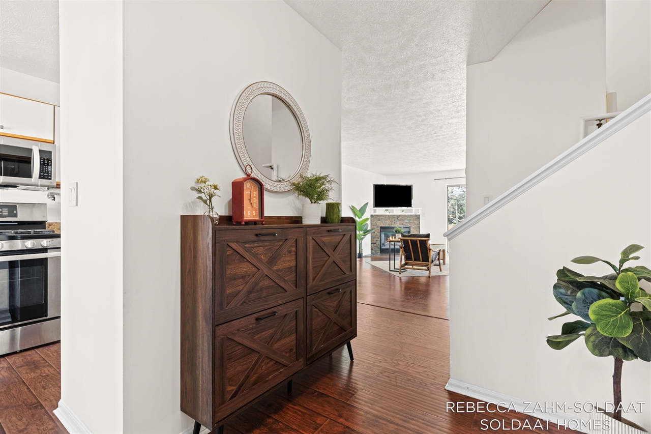 1040 Ada Place Drive, Grand Rapids, MI, 49546-3786