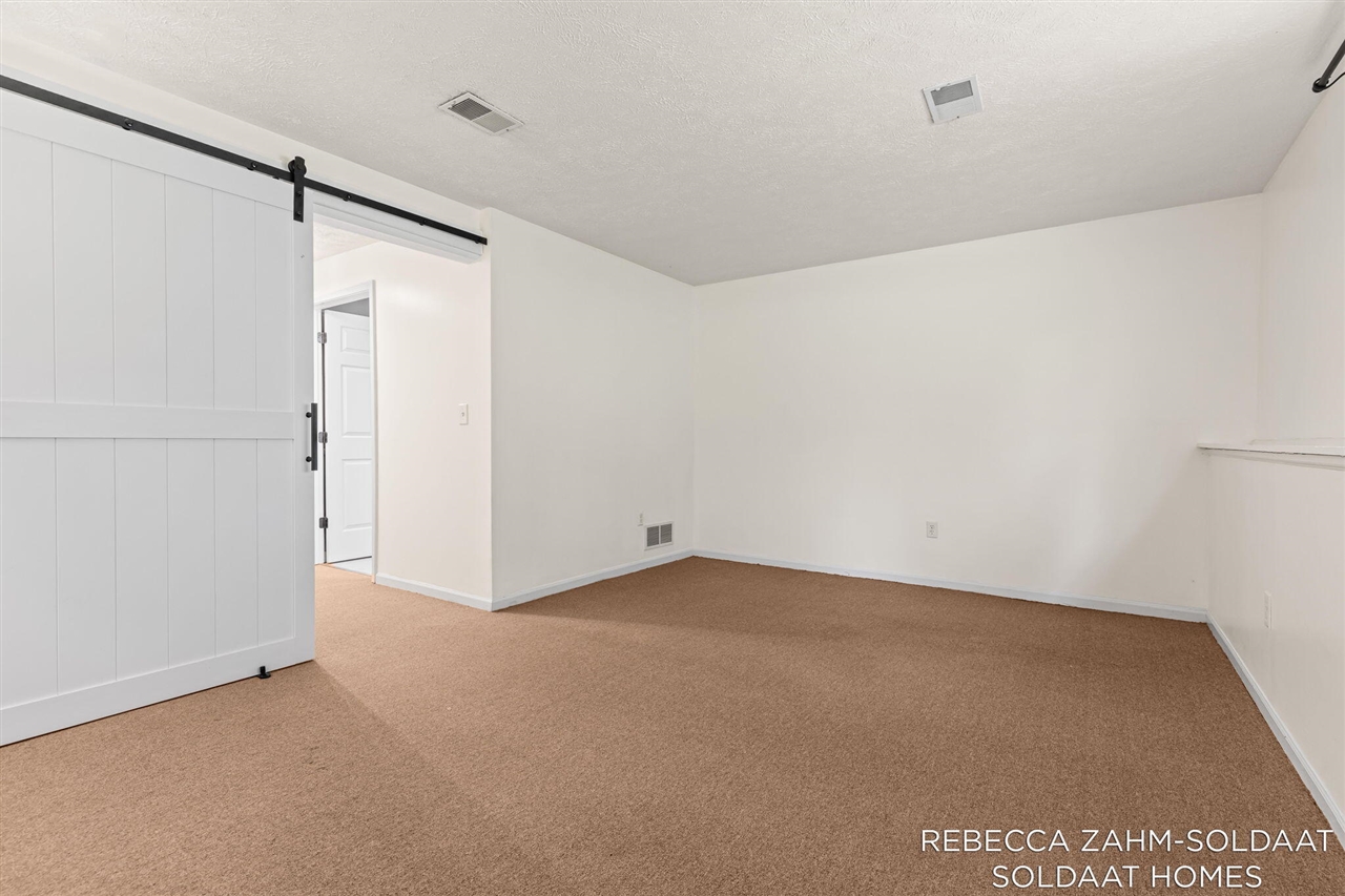 1040 Ada Place Drive, Grand Rapids, MI, 49546-3786