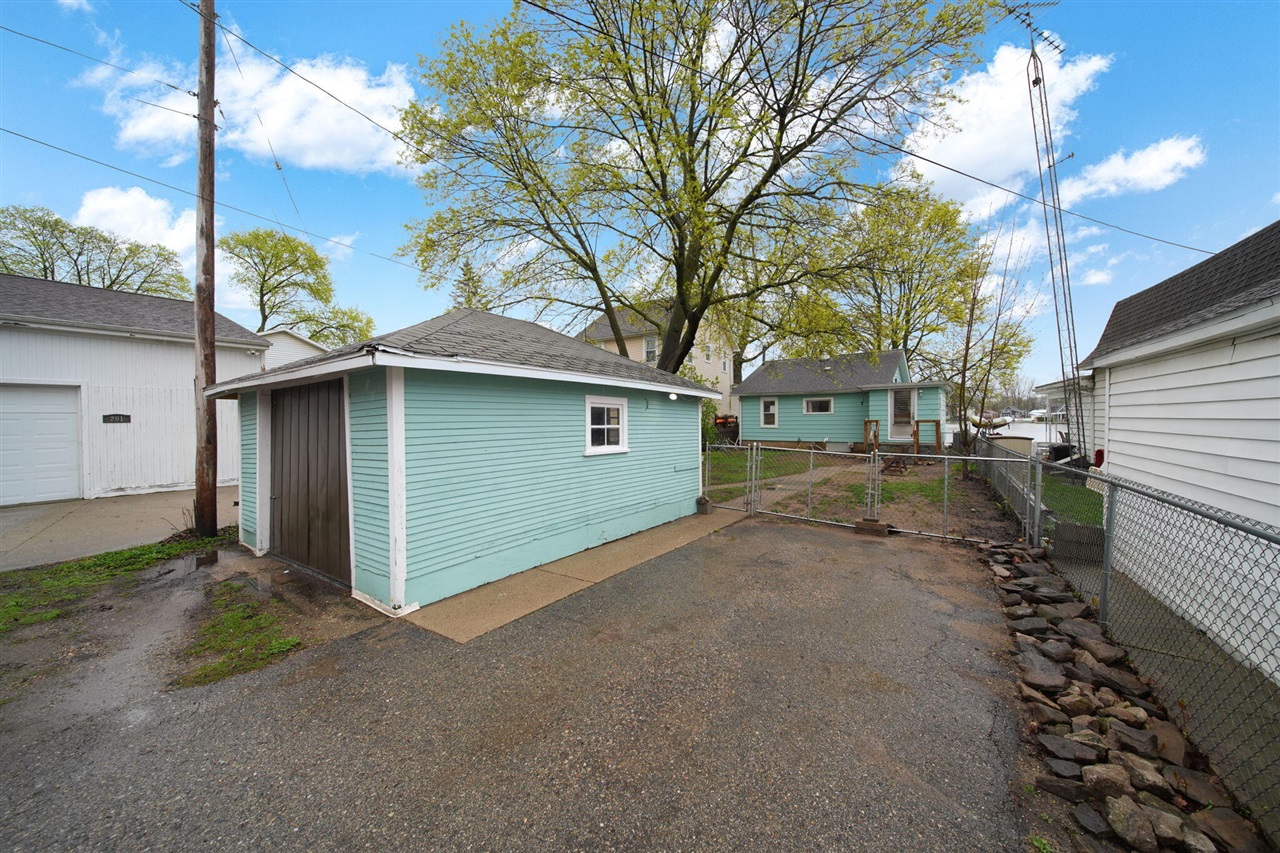 131 N Lakeside Drive, Michigan Center, MI, 49254-1248
