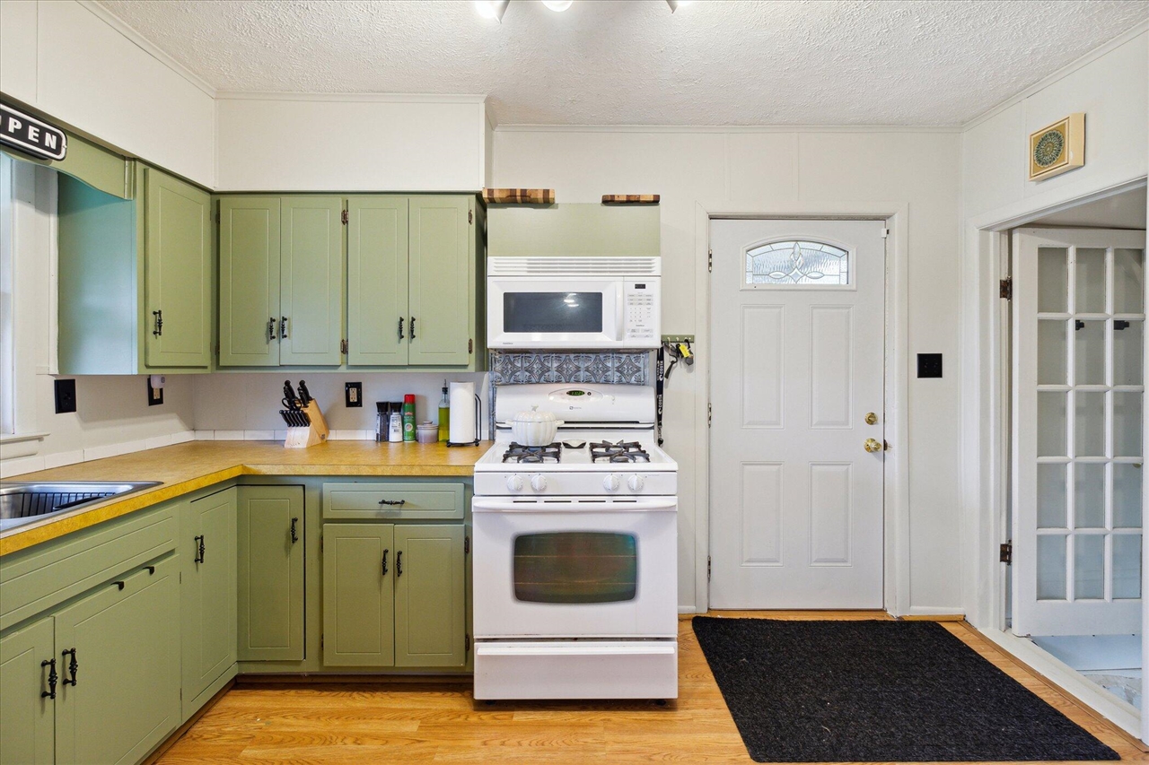 4154 W Carpenter Road, Flint, MI, 48504-1143