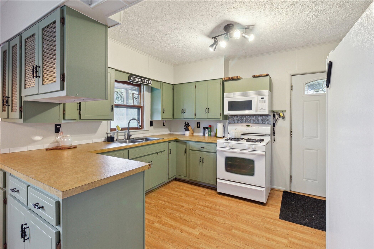 4154 W Carpenter Road, Flint, MI, 48504-1143