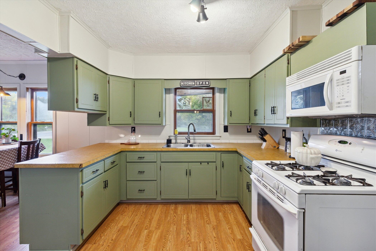 4154 W Carpenter Road, Flint, MI, 48504-1143