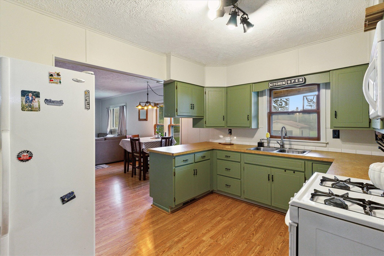 4154 W Carpenter Road, Flint, MI, 48504-1143