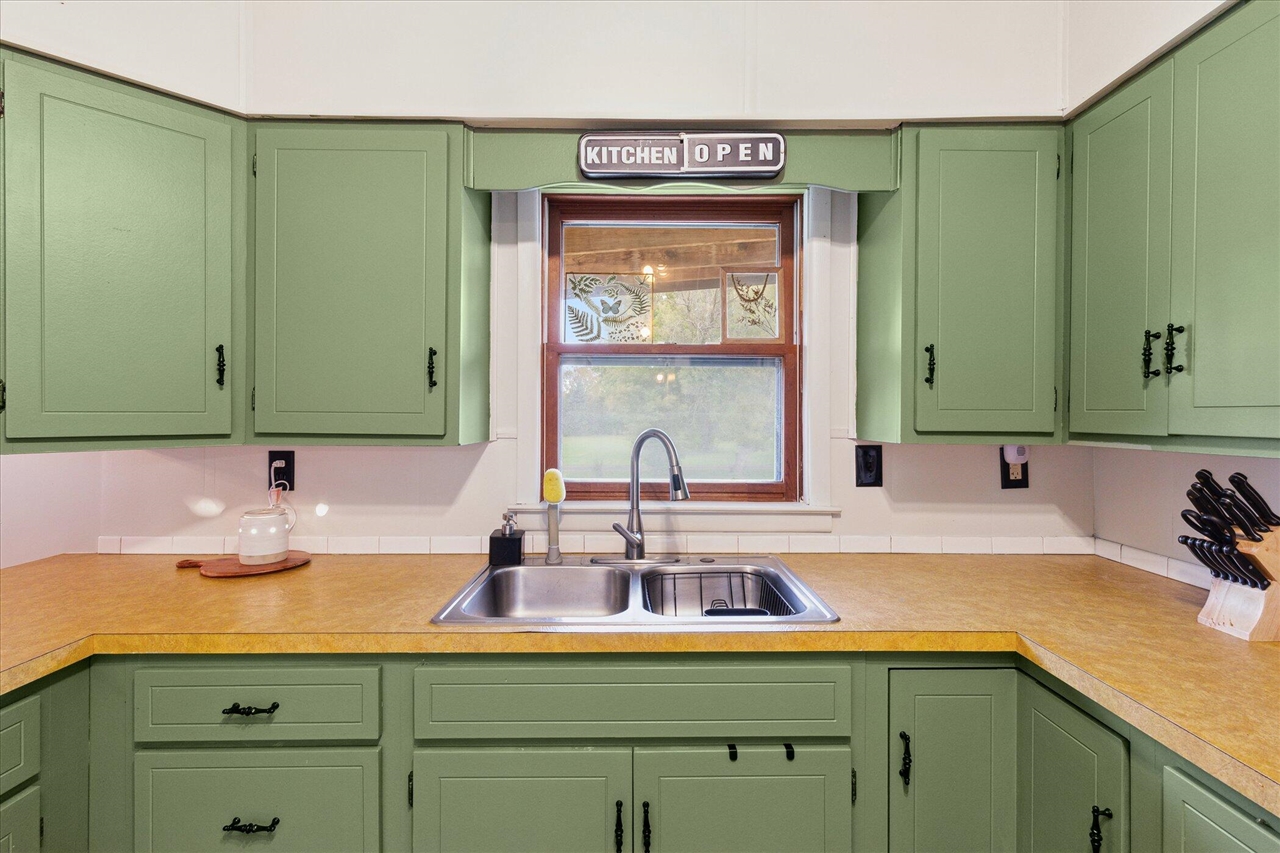 4154 W Carpenter Road, Flint, MI, 48504-1143