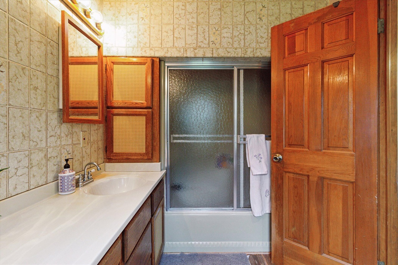 4154 W Carpenter Road, Flint, MI, 48504-1143