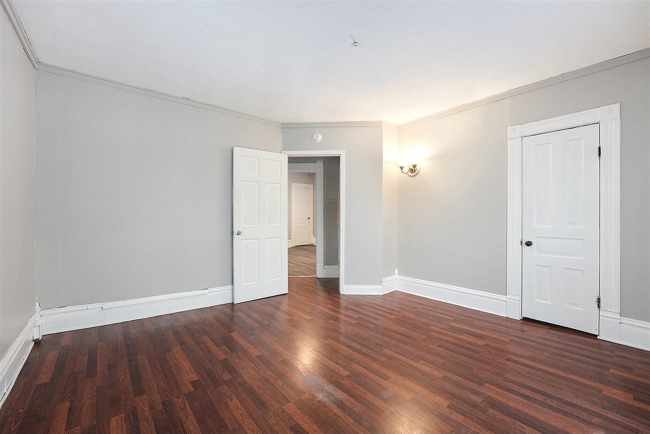 1043 Bridge Street, Grand Rapids, MI, 49504-5061