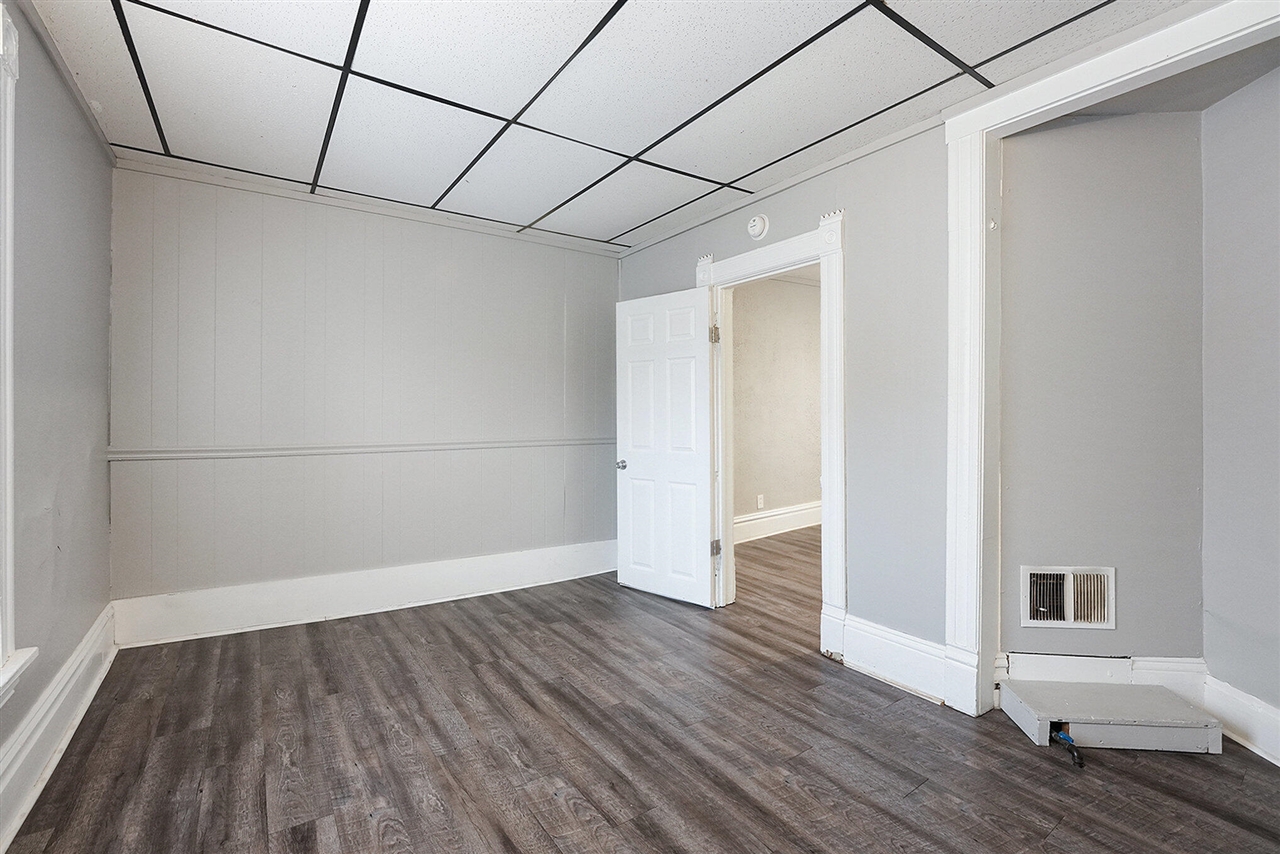 1043 Bridge Street, Grand Rapids, MI, 49504-5061