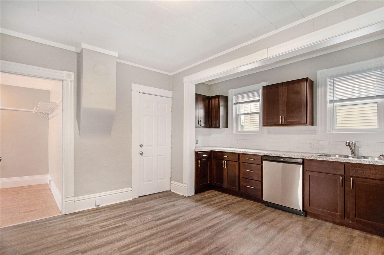 1043 Bridge Street, Grand Rapids, MI, 49504-5061