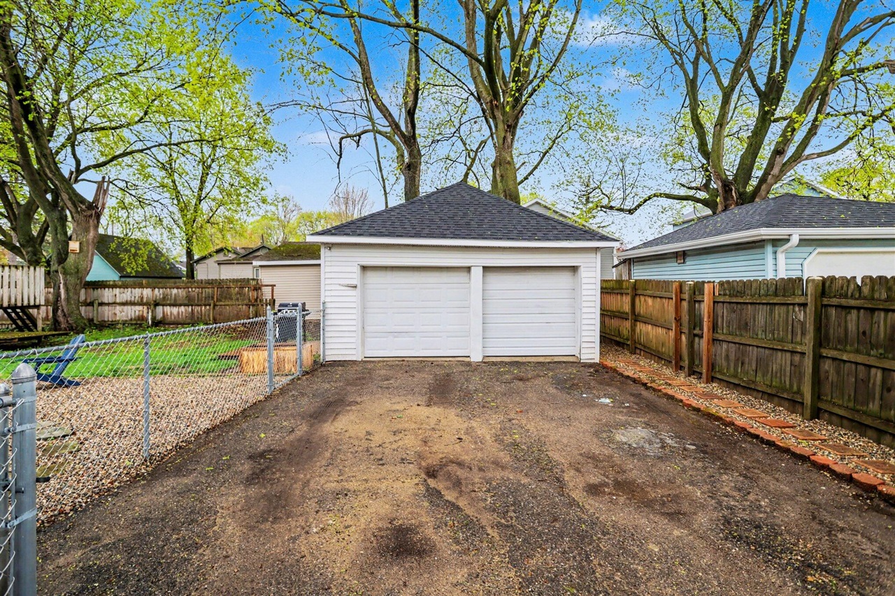 112 W Spruce Street, Marshall, MI, 49068-1852