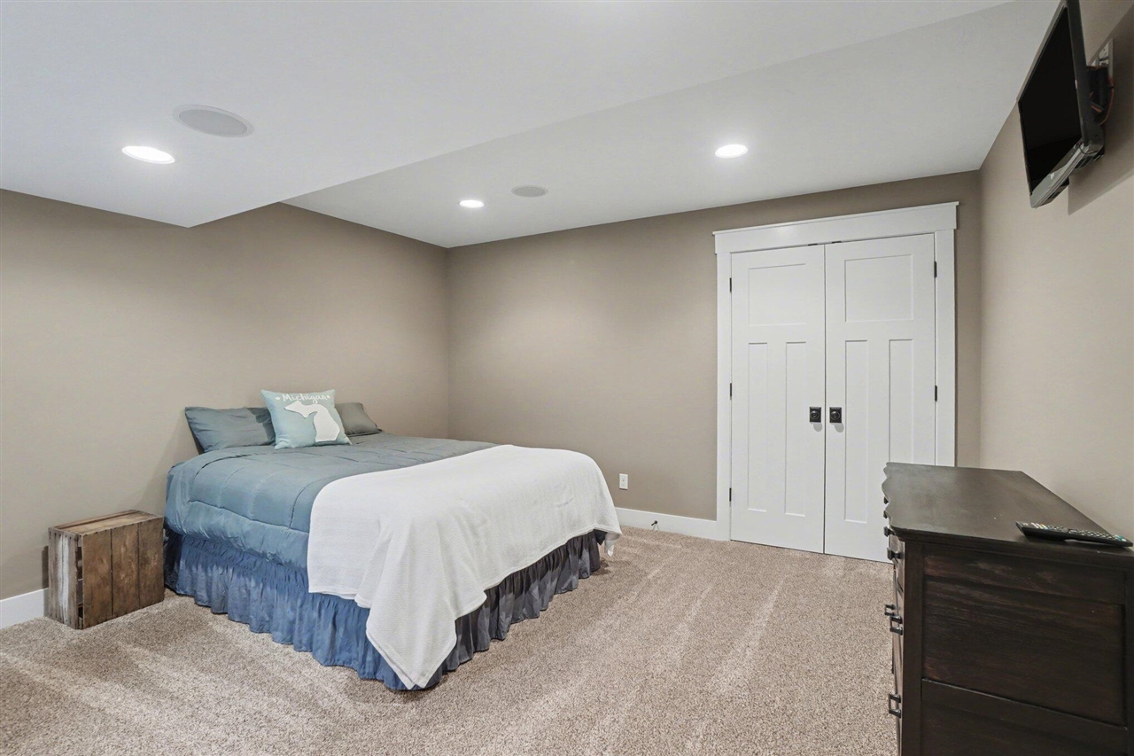 5327 128th Avenue, Fennville, MI, 49408-9472