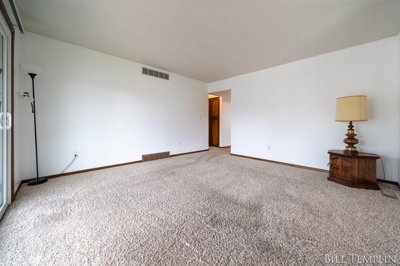 998 Village Lane, Jenison, MI, 49428-8338