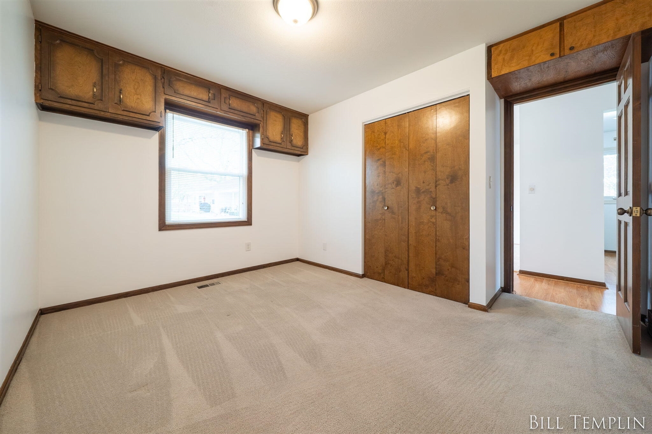 998 Village Lane, Jenison, MI, 49428-8338