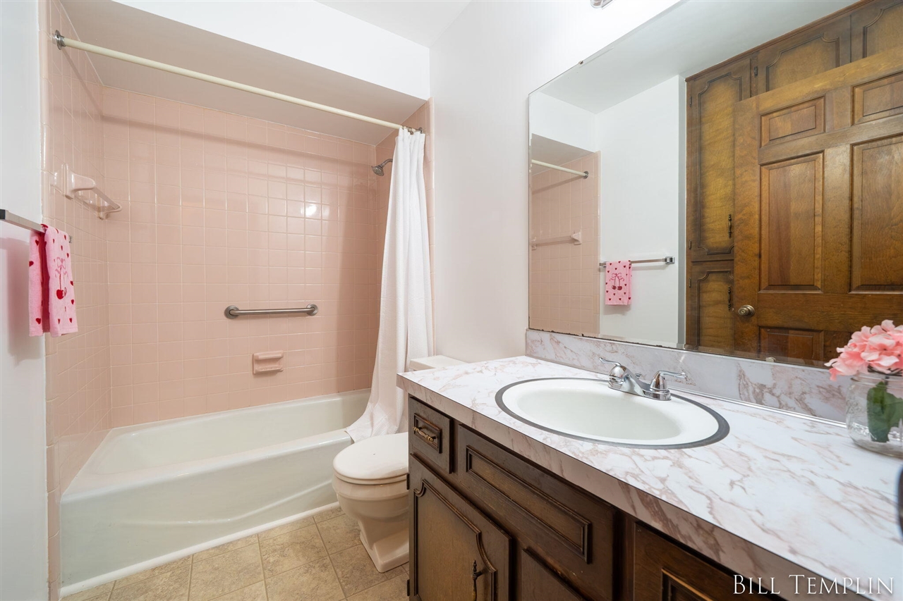 998 Village Lane, Jenison, MI, 49428-8338