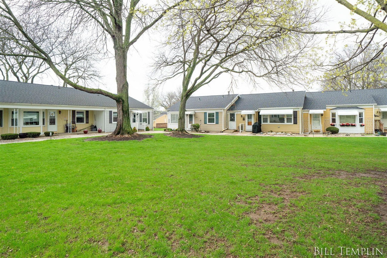 998 Village Lane, Jenison, MI, 49428-8338