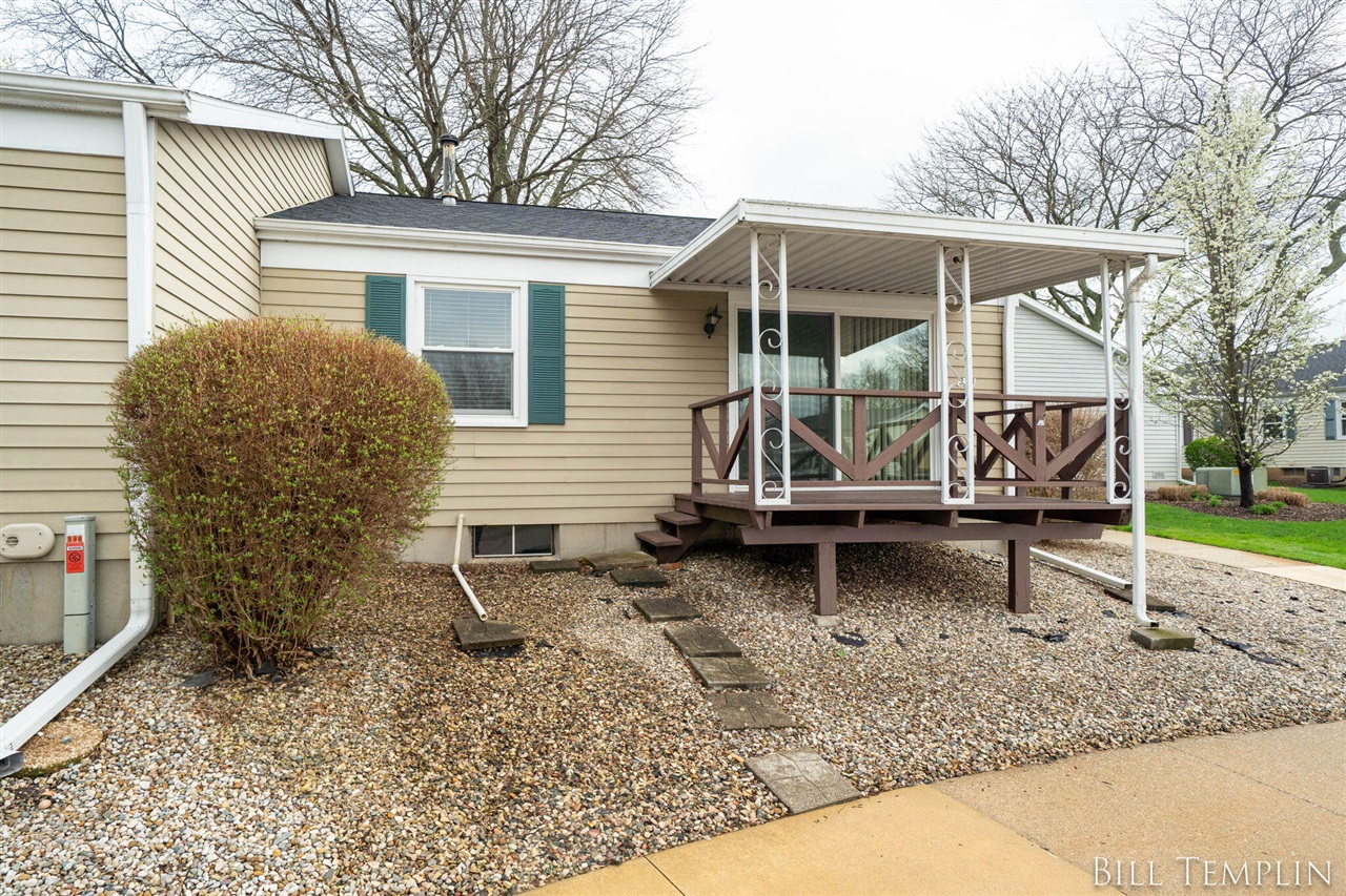 998 Village Lane, Jenison, MI, 49428-8338