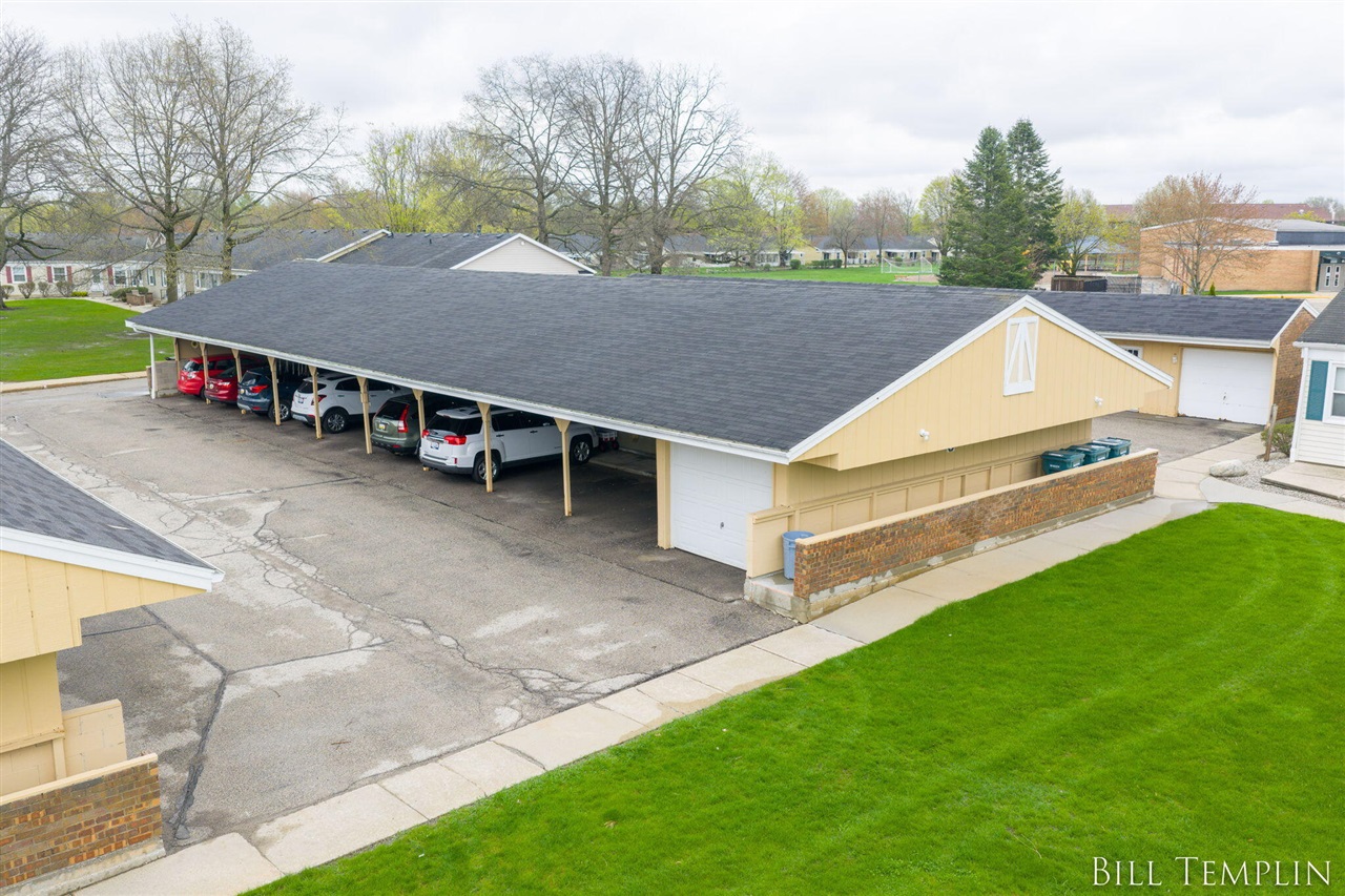 998 Village Lane, Jenison, MI, 49428-8338