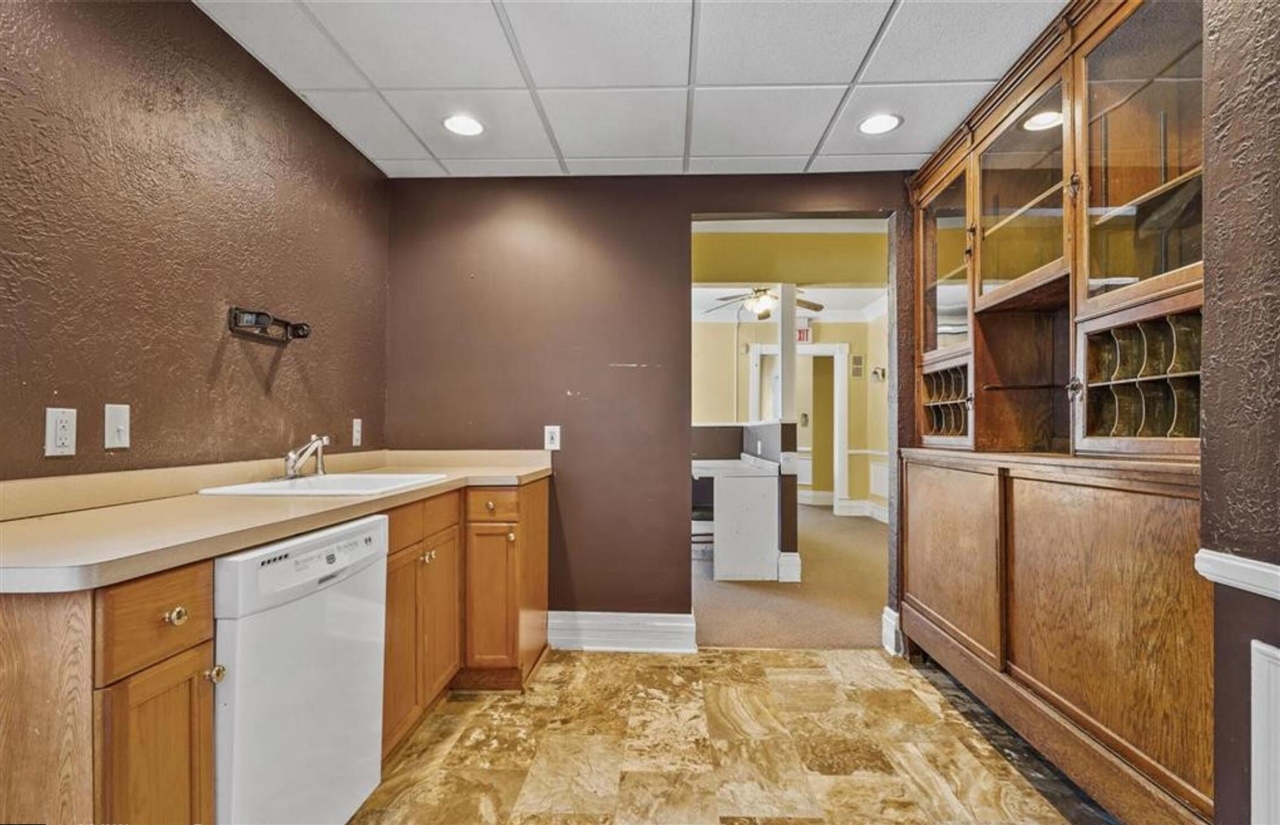 45199 Cass Avenue, Utica, MI, 48317-5508