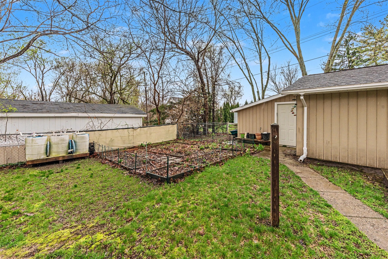 905 Michigan Street, Brighton, MI, 48116-1456