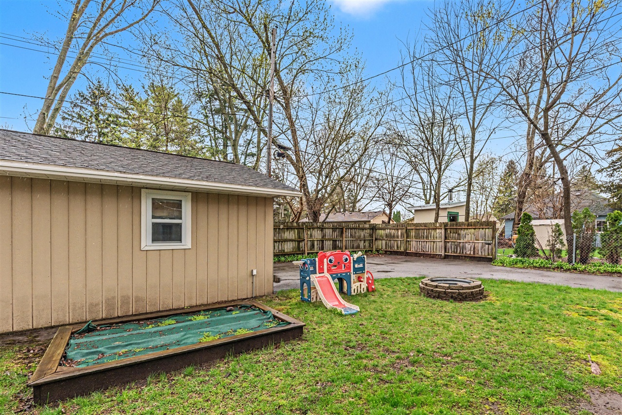 905 Michigan Street, Brighton, MI, 48116-1456