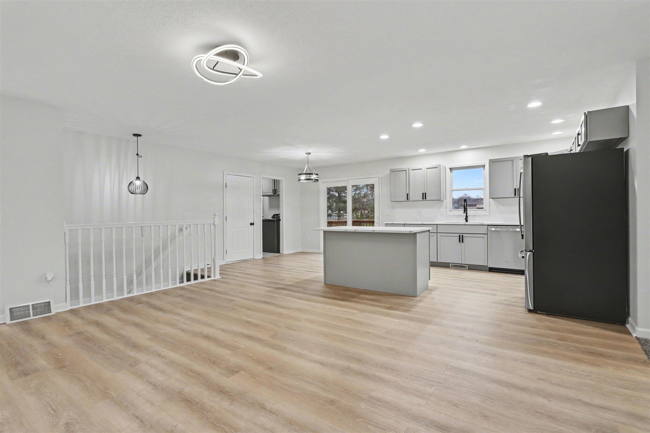 676 N 10th Street, Plainwell, MI, 49080-1005