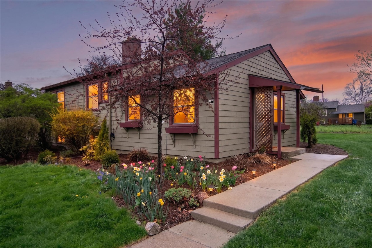 2305 Maple Drive, Jackson, MI, 49203-3650