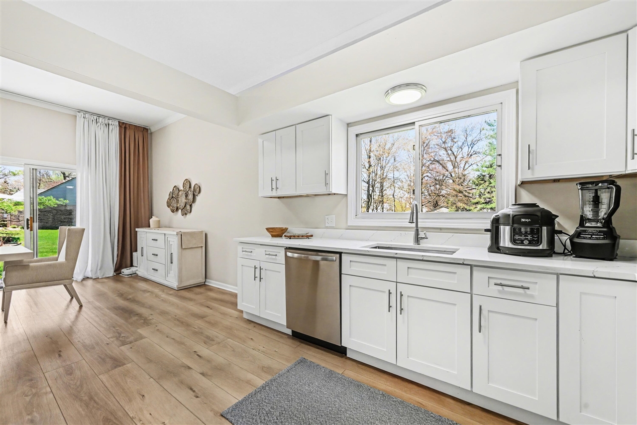 4426 Glenoaks Court, Warren, MI, 48092-4196