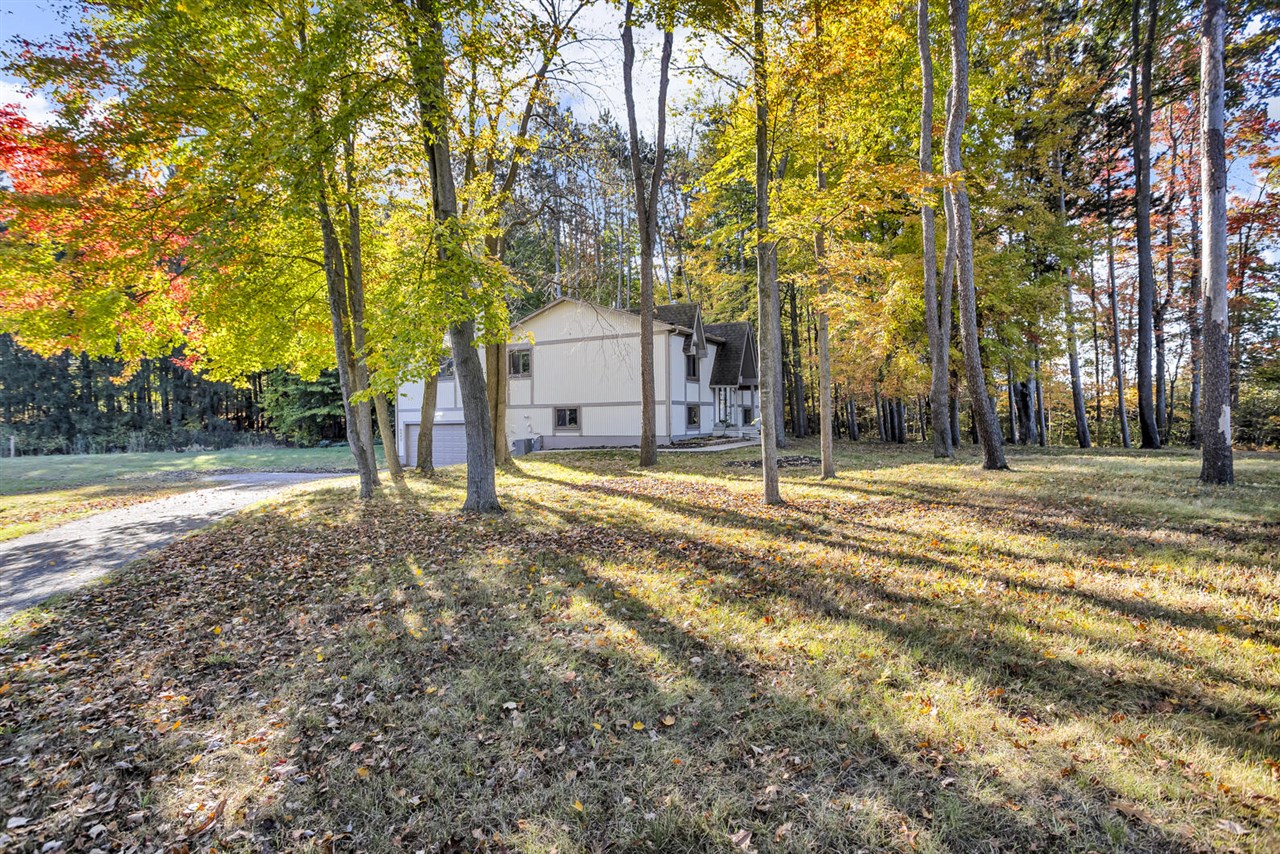 4042 Burns Road, Howell, MI, 48855-9224