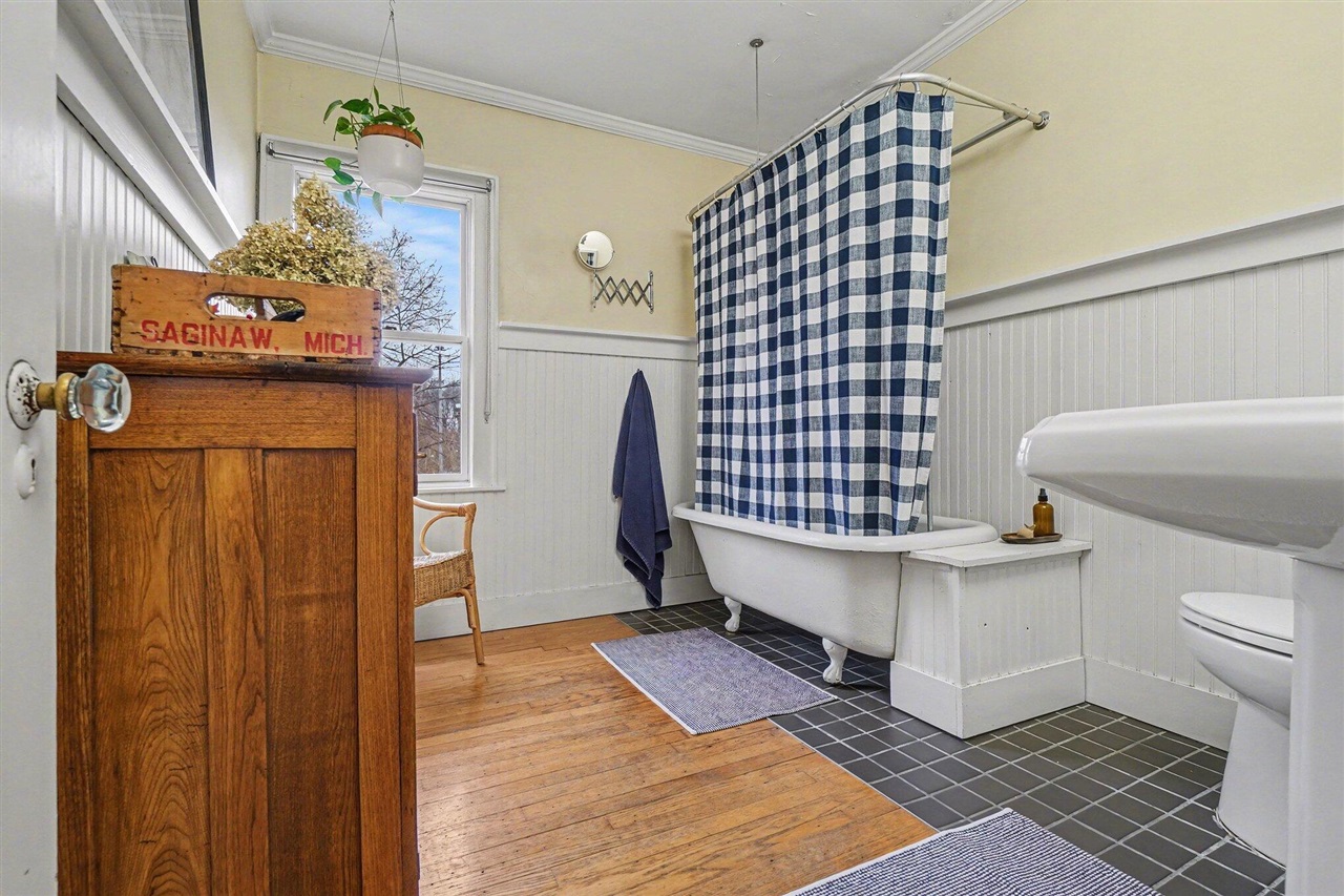 132 S Dartmouth Street, Kalamazoo, MI, 49006-4321