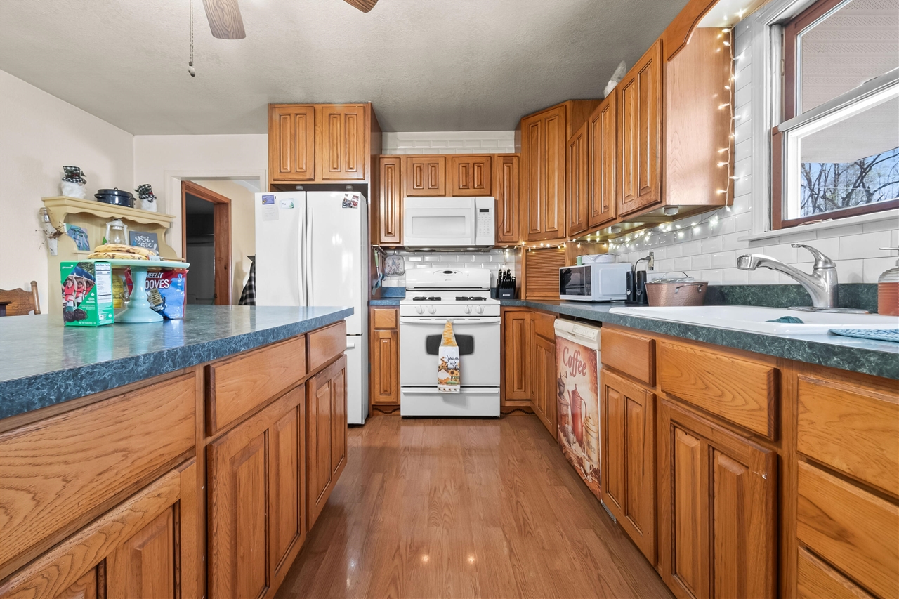 320 Jonesville Road, Jonesville, MI, 49250-9692