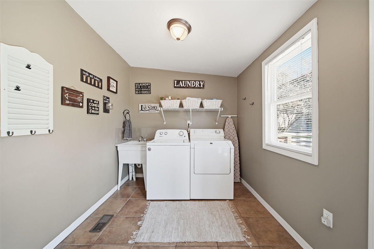 303 W Middle Street, Chelsea, MI, 48118-1505