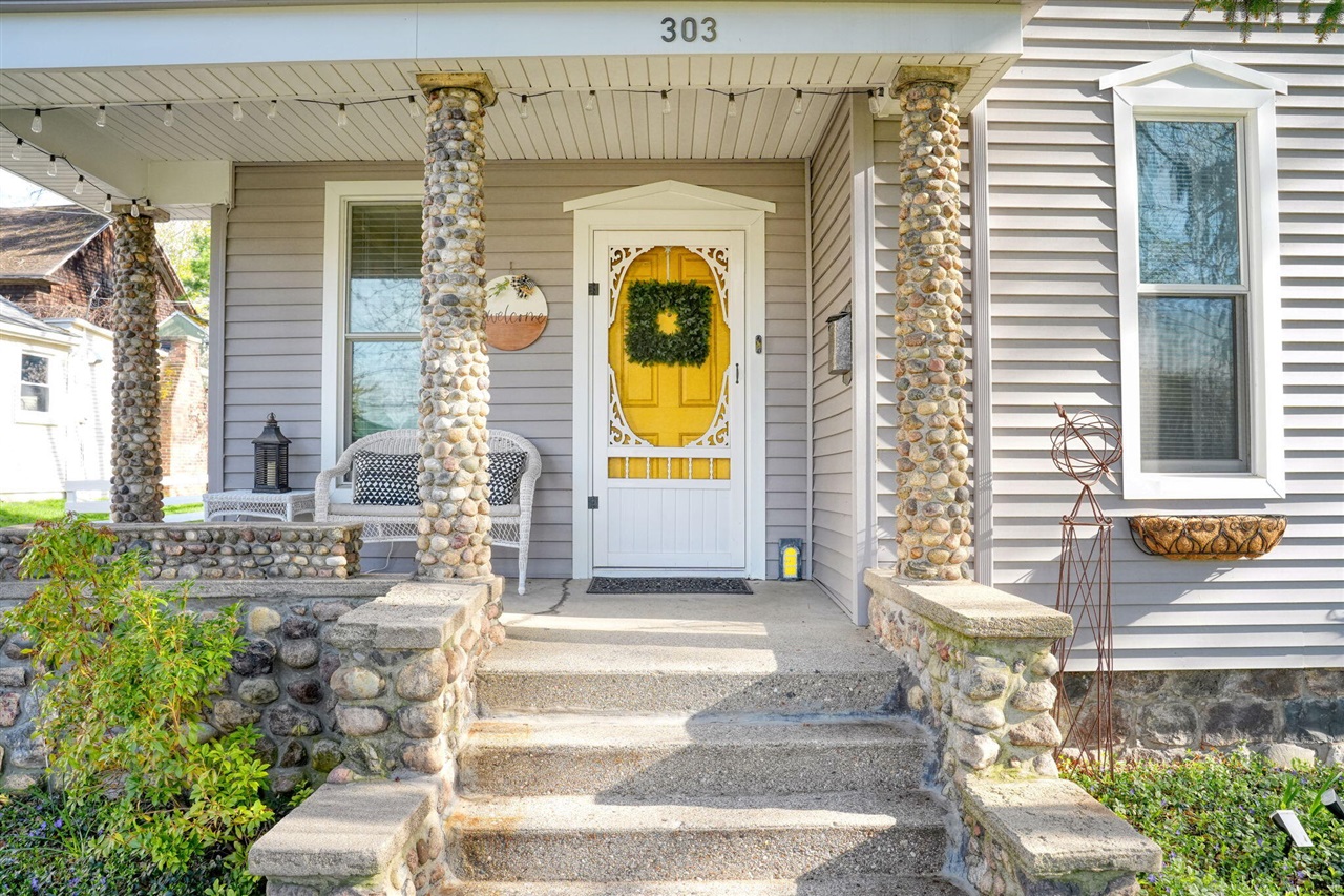 303 W Middle Street, Chelsea, MI, 48118-1505
