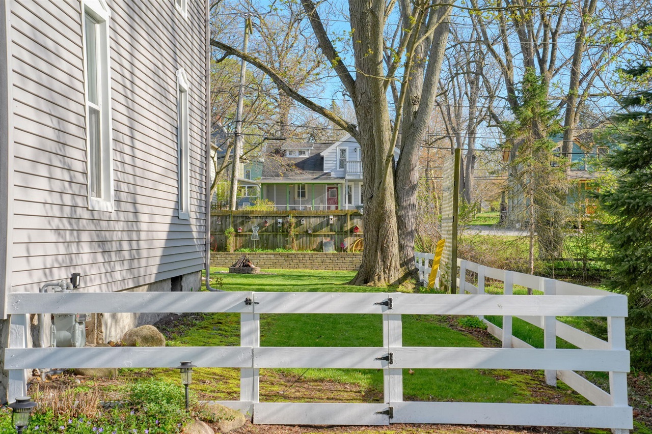303 W Middle Street, Chelsea, MI, 48118-1505