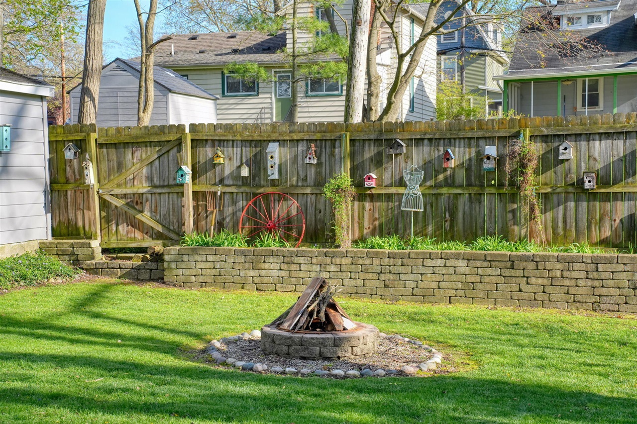 303 W Middle Street, Chelsea, MI, 48118-1505
