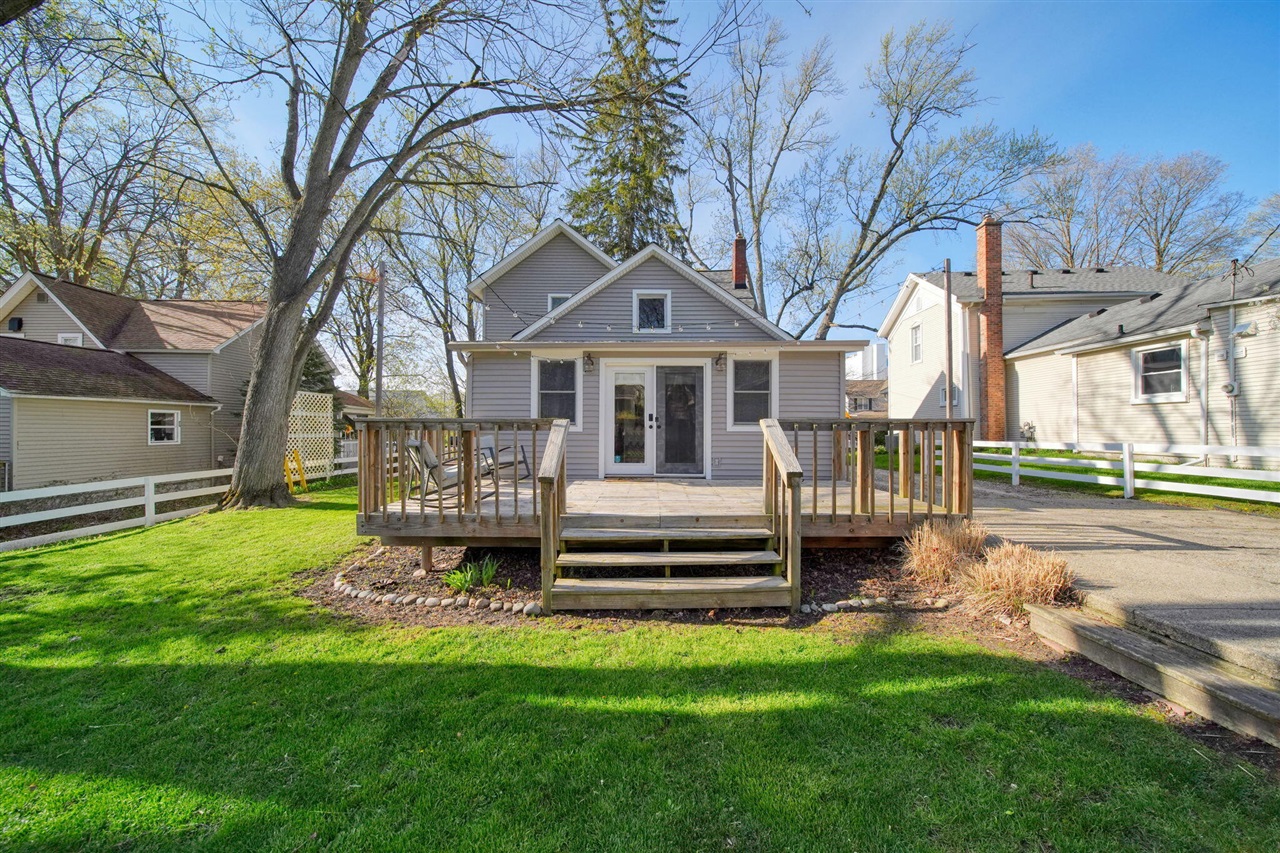 303 W Middle Street, Chelsea, MI, 48118-1505