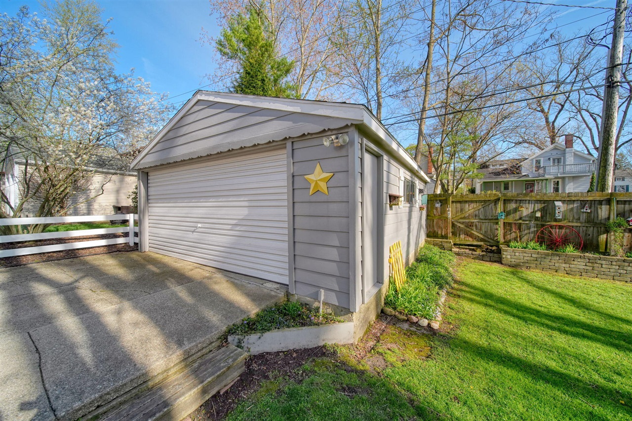 303 W Middle Street, Chelsea, MI, 48118-1505